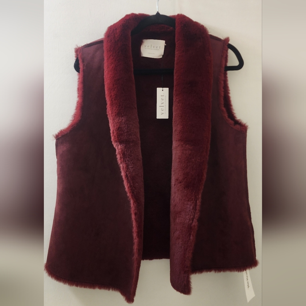 Velvet‎ Women's Burgundy Faux Fur Vest, Size Medium. Pre-Owned.
